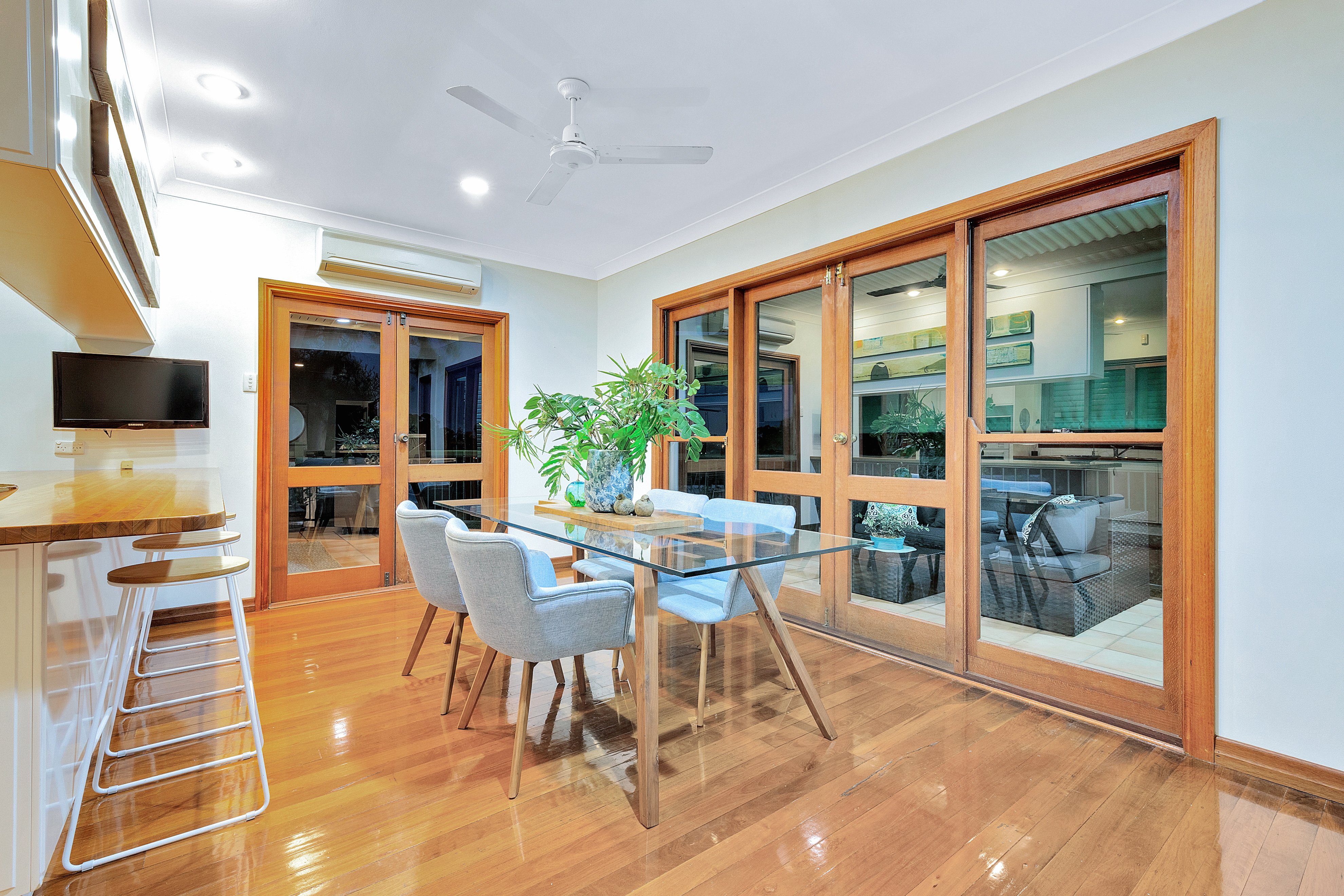 27 Blackstone Street, Indooroopilly living room