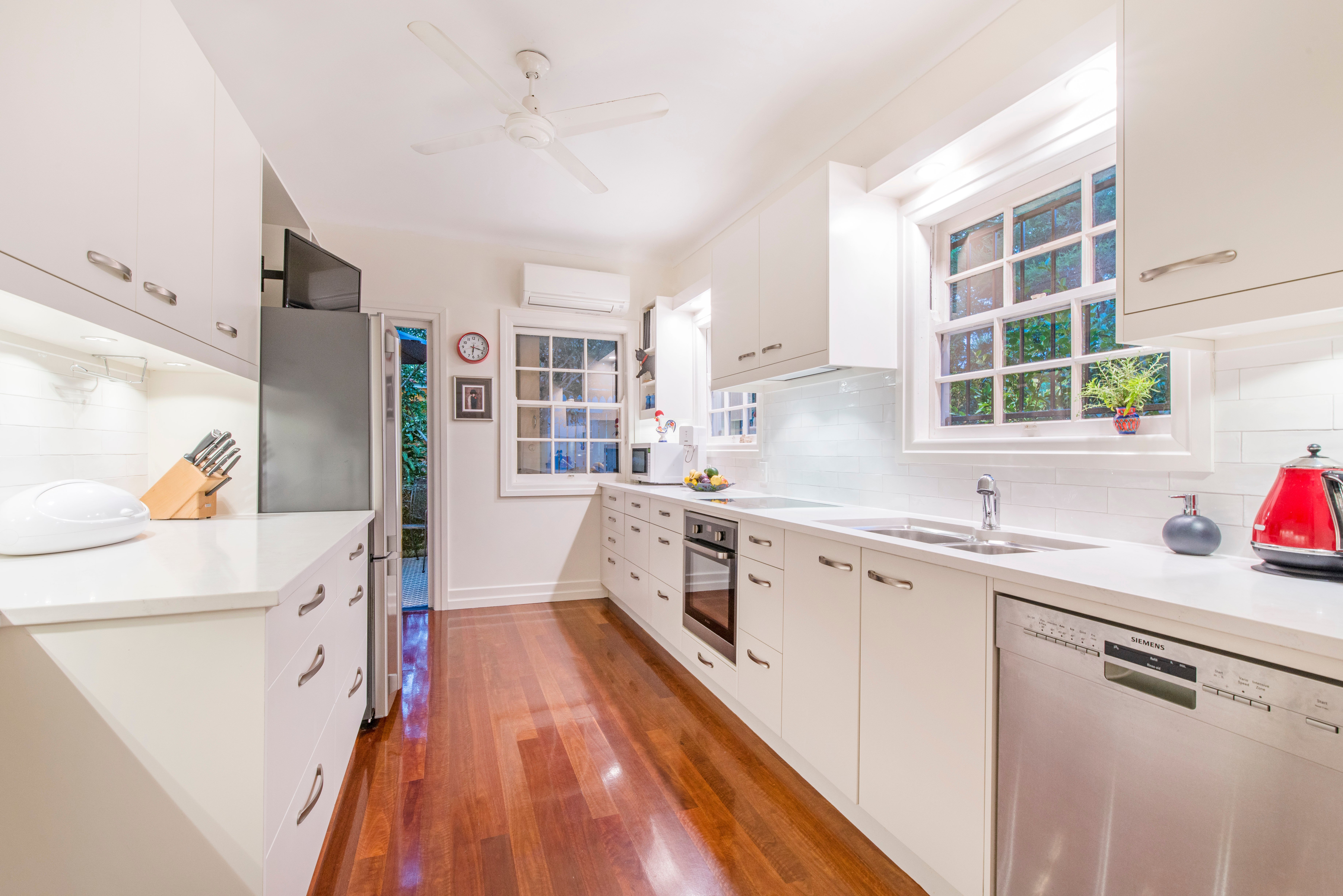 270 Hawken Drive, St Lucia kitchen