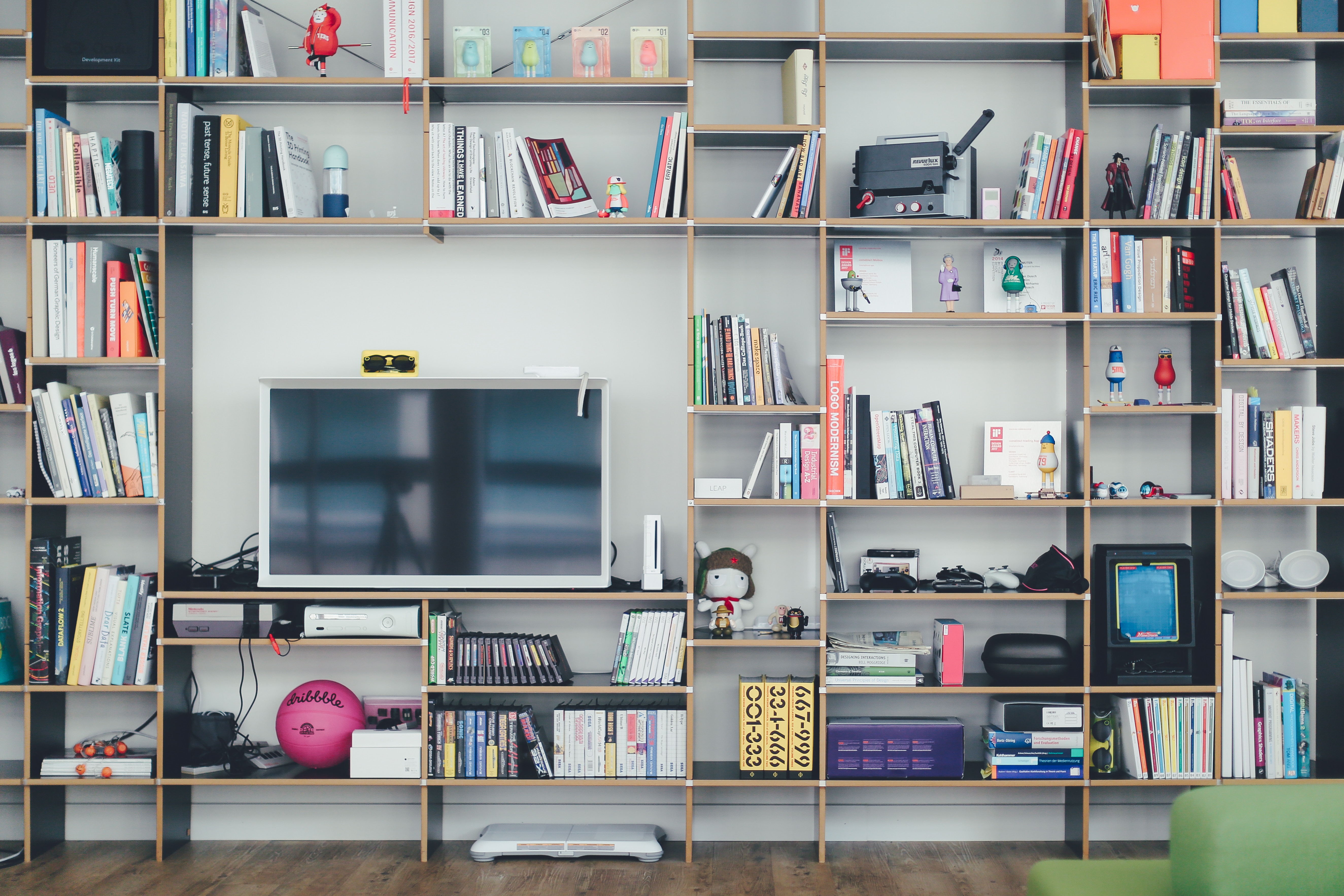 declutter lounge room bookshelf