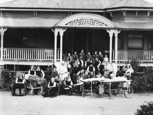  Children pictured outside the Montrose Home for Crippled Children, 1939. Image: State Library of Queensland 